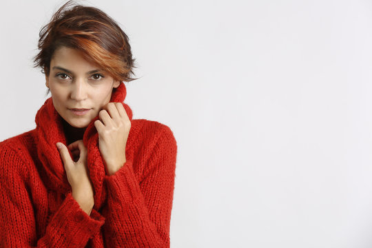 Bellissima ragazza indossa maglione rosso