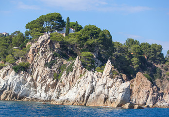 Побережье средиземного моря. Горы, сосны, ботанический сад, Бланес. Каталония, Испания.   © pelatophoto