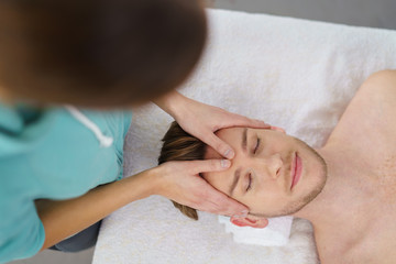 entspannende gesichtsmassage