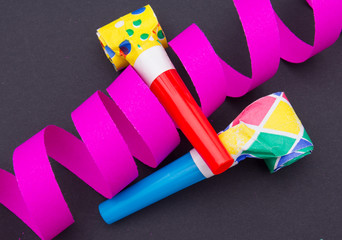 Luftschlangen und Tr&ouml;ten