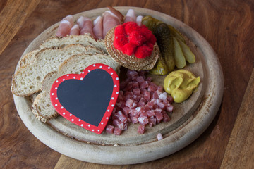 Schwarzwälder Vesper mit Herzförmigem Schild zur Beschriftung
