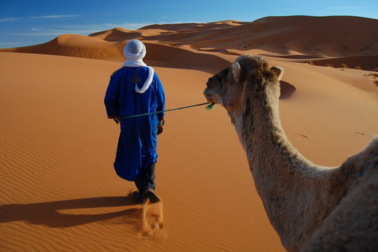 Tuareg nel deserto del Sahara
