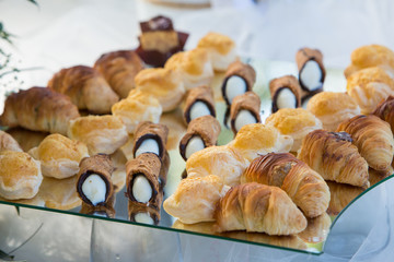 Mignon e cannoli siciliani su vassoio a specchio