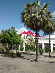 Arquitetura geométrica com teto em formato de triângulos vermelhos