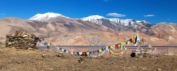 Fotobehang Himalaya Panoramic view of Tso Moriri Lake with prayer flags