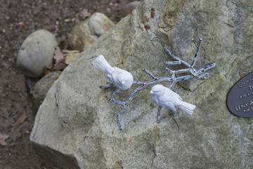 weiße Vögel auf dem Grabstein