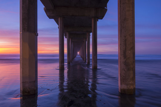 Fototapeta Diminishing perspective under concrete pier