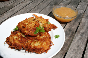 organic lifestyle reibekuchen shabby chic apfelmus bio wildkräuter kartoffelpuffer 