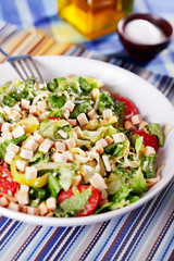 Green salad with tomatos and croutons