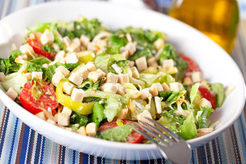 Green salad with tomatos and croutons