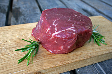 organic lifestyle filet steak roh hölzern holz zutat barbecue biobauer wildfleisch shabby chic