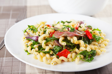 Pasta with prosciutto and spinach
