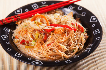 Chineese noodles with chicken and vegetables