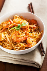 Thai rice noodles with shrimps