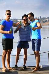 Obraz premium Yong men relaxing in cafe on the riverside