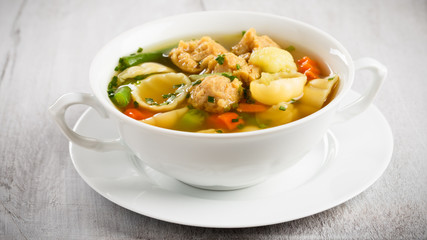 vegane Nudelsuppe mit Sojafleisch - vegan noodle soup with soy c