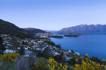 Naklejka premium Sunset over Queenstown on Lake Wakatipu, New Zealand