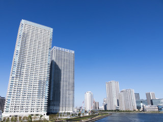 Fototapeta na wymiar 晴海大橋より望む　高層ビルとタワーマンション