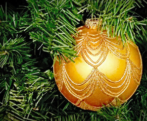 Gold Ornament/A golden ornament on green background