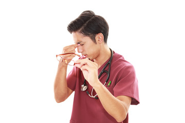 頭痛を訴える医師