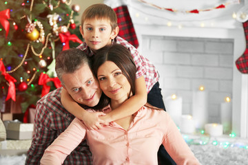 Obraz na płótnie Canvas Christmas family portrait in home holiday living room