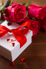 Fototapeta na wymiar Roses and gift