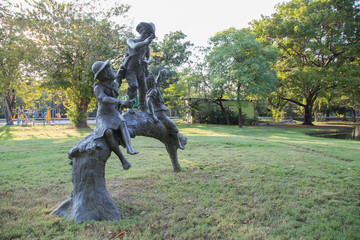 Children statue at Vachirabenjatas Park (Rot Fai Park).