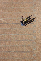 PERSONE IN MEZZO ALLA PIAZZA DALL'ALTO