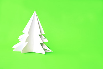 Obraz premium Origami Christmas tree paper on green background