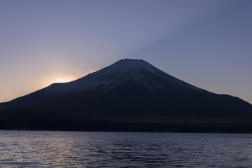 本栖湖の富士山日の出
