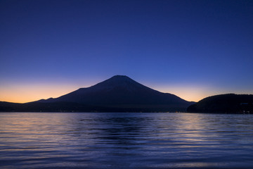 未明の本栖湖と富士山
