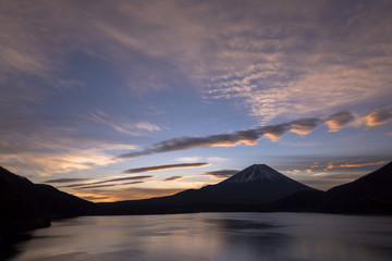 本栖湖の富士山日の出