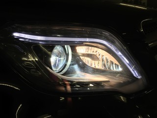Plakat Moderner Autoscheinwerfer mit LED Licht