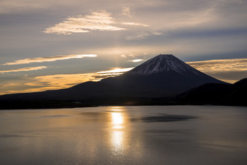 Fototapeta premium 本栖湖の富士山日の出