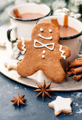 Obraz na płótnie Canvas Christmas gingerbread man and hot chocolate