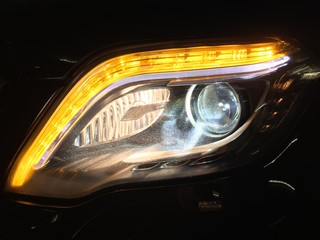 Moderner Autoscheinwerfer mit LED Licht © Peter Maszlen
