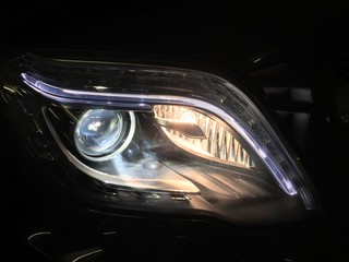 Moderner Autoscheinwerfer mit LED Licht