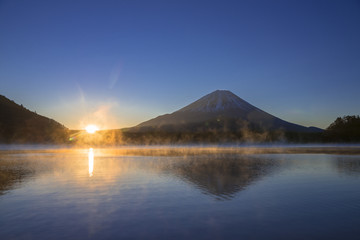 Fototapeta na wymiar 精進湖の日の出と富士山