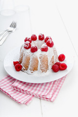 Frischer Gugelhupf mit Früchten