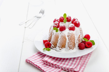 Frischer Gugelhupf mit Früchten