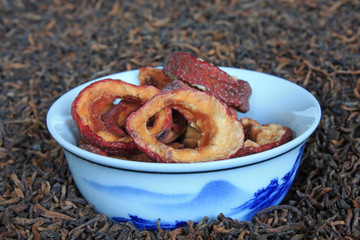 Tranches de pommes séchées sur thé noir en vrac