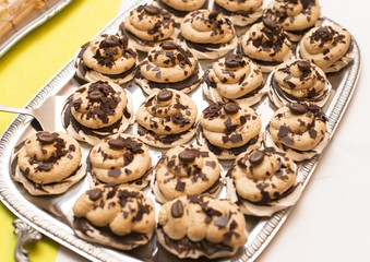 Baiser Törtchen mit Kaffeesahne 