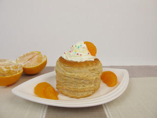 Blätterteigpastete mit Mandarine und Sahne gefüllt