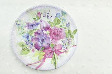 Decoupage decorated plate with flower pattern - obrazy, fototapety, plakaty
