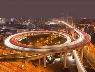 Fotobehang Nanpubrug Shanghai Nanpu-brug over de Huangpu-rivier bij nacht.