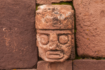 Fototapeta na wymiar Testa misteriosa nel tempio sotterraneo di Tiwanaku, Bolivia