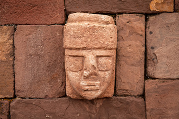 Testa misteriosa  nel tempio sotterraneo di Tiwanaku, Bolivia