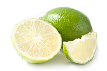 Fototapeta na wymiar citron vert sur fond blanc
