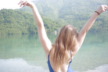 Naklejka premium girl in front of the lake and forest in Scandinavia