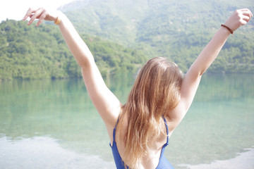 Naklejka premium girl in front of the lake and forest in Scandinavia